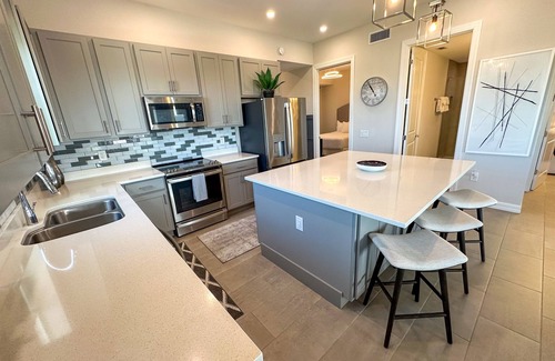 Naples Condo | Top Floor 3BR Rare End Unit Dream at Antilles