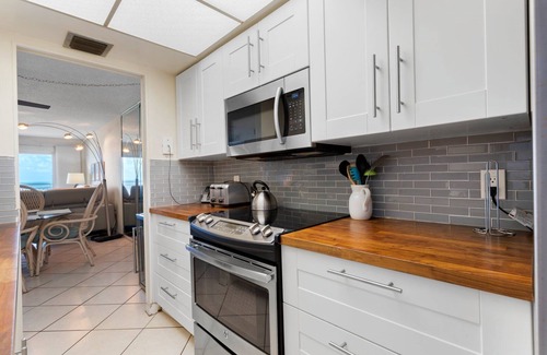 Madeira Beach Condo | Top Floor Beach & Gulf Views - Madeira Norte #516