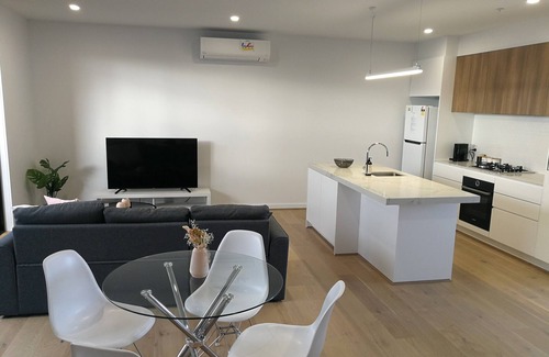 Moonee Ponds Apartment | Top Floor Centrally Located Full Size 2 Bed 2 Bath Family Apartment