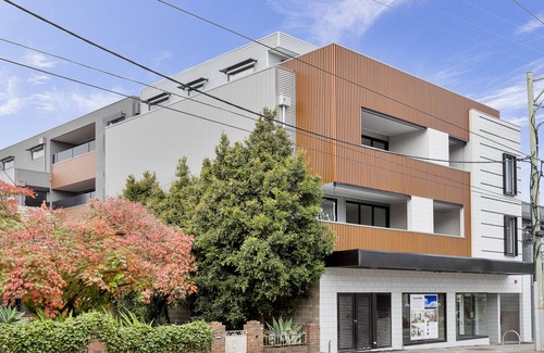 Moonee Ponds Apartment | Top Floor Centrally Located Full Size 2 Bed 2 Bath Family Apartment
