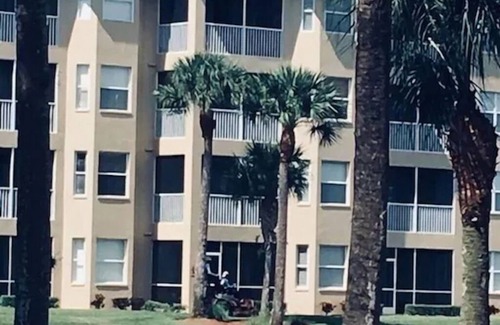 Naples Condo | Top Floor Condo with Panoramic View of Golf Course & Lake