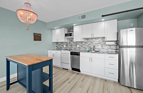 Melbourne Condo | Top Floor - Downtown Condo with Marina Waterfront View