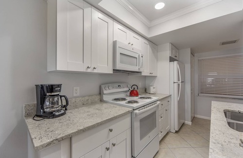 Madeira Beach Condo | Top Floor John's Pass Village Views - Madeira Norte #503