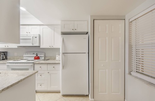 Madeira Beach Condo | Top Floor John's Pass Village Views - Madeira Norte #503