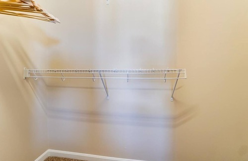 Westerville Apartment | Top Floor King | Great Area | Free Parking | W/D!