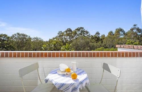 Point Lookout Apartment | Top floor studio - The Perfect Couples Retreat. Walk to beach.