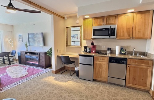 Crested Butte Condo | Top Floor Studio with Pool, Hot Tub, ski in-out