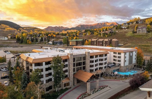 Crested Butte Condo | Top Floor Studio with Pool, Hot Tub, ski in-out
