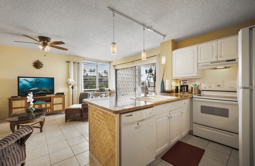 Kailua-Kona Condo | 🏖️Top Floor with Ocean Views| Convenient Location🏖️