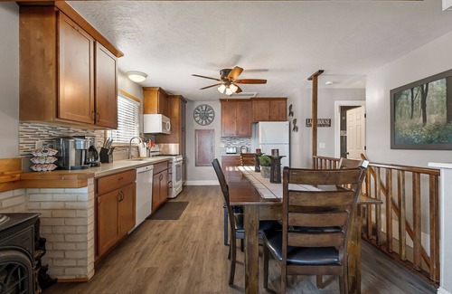 Peninsula Village Cabin | Top-Level Lake Almanor Getaway 11 ~ Lake Views