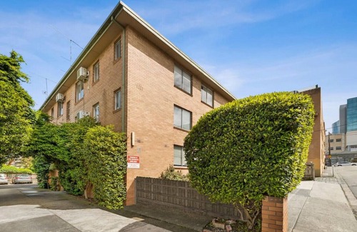 Richmond Apartment | Top level one bedroom apartment with MCG views
