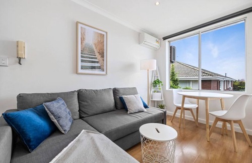 Richmond Apartment | Top level one bedroom apartment with MCG views