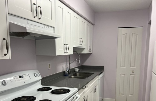Richmond Apartment | Top Level Spacious 2 Bedroom 2 Bathroom Condo - Steps to shopping plaza