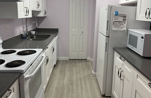 Richmond Apartment | Top Level Spacious 2 Bedroom 2 Bathroom Condo - Steps to shopping plaza