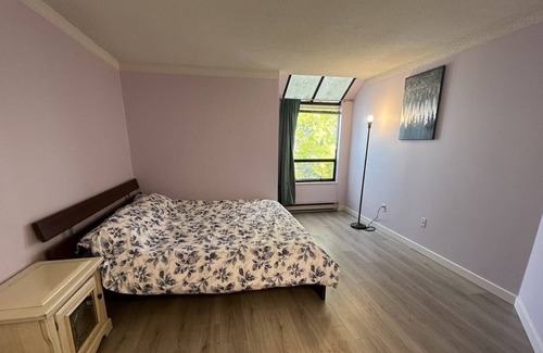Richmond Apartment | Top Level Spacious 2 Bedroom 2 Bathroom Condo - Steps to shopping plaza