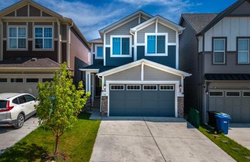 Northwest Calgary House | Top Rated Luxury House with Central AC, Double Garage Parking, 2 Kitchens, 5 Bedrooms & More!