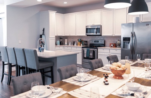 Trafalgar Village House | TOP RATED Resort Villa ♥Disney-Themed Rooms ♥ARCADE Game Room ♥ Private Pool/Spa