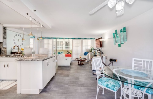 Diamond Head - Kapahulu - St. Louis Condo | Top Remodel of a gorgeous Diamond Head Oceanfront Lanai Condo - Sleeps 4