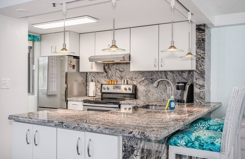 Diamond Head - Kapahulu - St. Louis Condo | Top Remodel of a gorgeous Diamond Head Oceanfront Lanai Condo - Sleeps 4