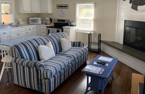 Menemsha Cottage | Topside Cottage with private beach access!