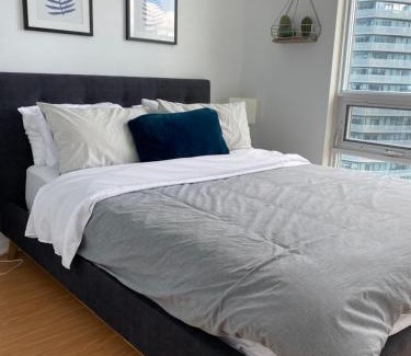 Downtown Toronto Apartment | Toronto CN Tower Maple Leaf Square Luxurious 2 Bedroom Condo