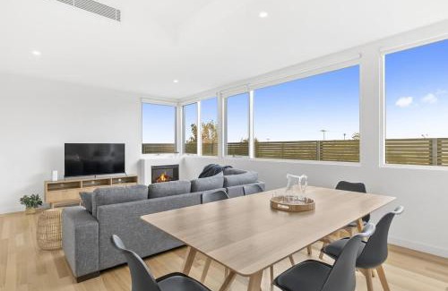 Torquay House | Torquay Point Panoramic Ocean and Golf Course View