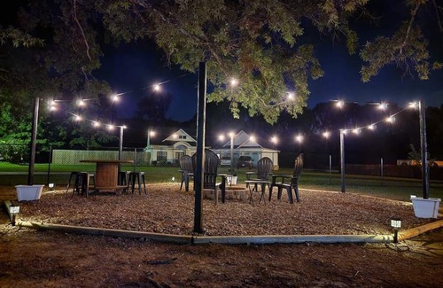 Conway House | Total Eclipse path 2024! A beautiful acre outside of town to enjoy the eclipse.