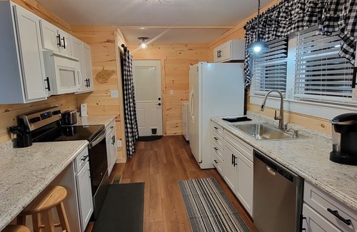 Victor House | Totally Remodeled 1930's House w/Firepit & Deck close to Outdoor Adventures.