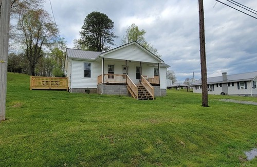 Victor House | Totally Remodeled 1930's House w/Firepit & Deck close to Outdoor Adventures.