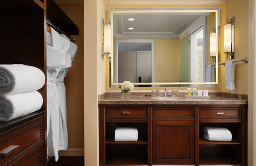 Downtown Salt Lake City Hotel | Tower 2 Queens, Little America Hotel, Heated Pool, Restaurant, Close to Downtown
