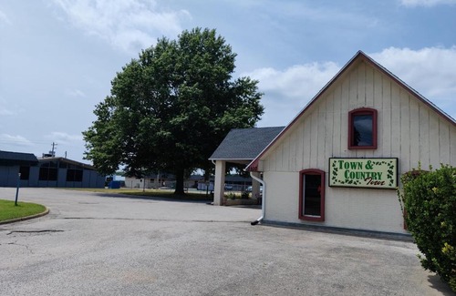 Rogers Hotel | Town and Country INN