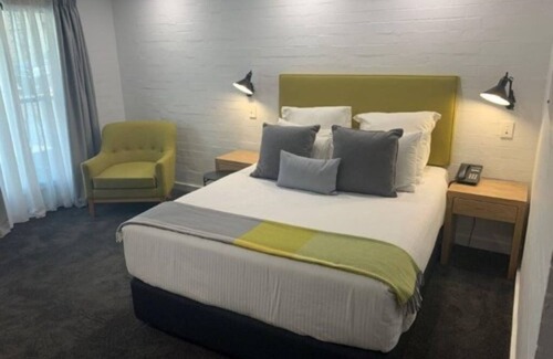 Orange Hotel | Town Square Motel
