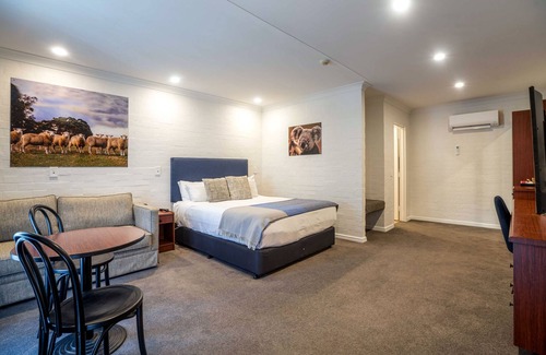 Orange Hotel | Town Square Motel