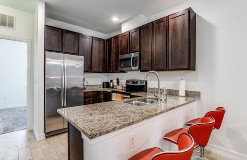 North University Apartment | Townhome 3BR Next to UT W Garage 4193