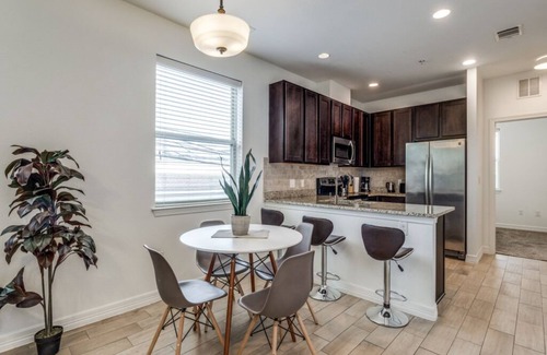 North University Apartment | Townhome 3BR Next to UT with Garage 0337