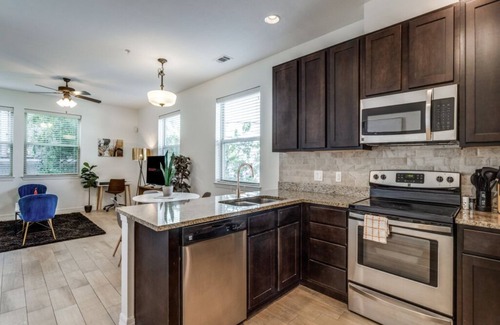 North University Apartment | Townhome 3BR Next to UT with Garage 0337