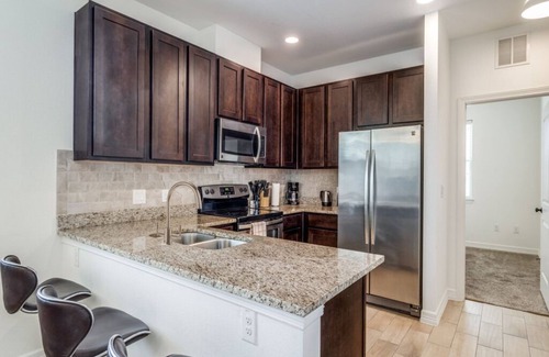North University Apartment | Townhome 3BR Next to UT with Garage 0337
