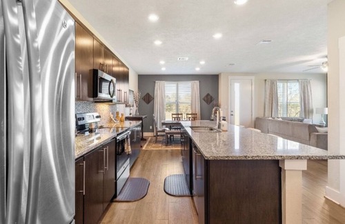 Wellborn House | Townhome with Loft & Contemporary Flair! Convenient & Straight Route to A&M!