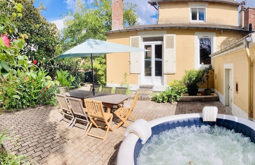 La Guerche-sur-l'Aubois House | Townhouse in the countryside with large garden and jacuzzi