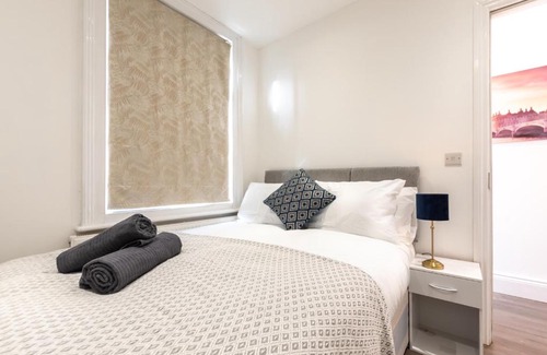 Ipswich House | Townhouse for Professionals (5 Bedroom 5 Ensuite)