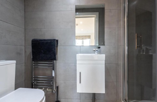 Ipswich House | Townhouse for Professionals (5 Bedroom 5 Ensuite)