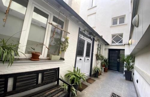 Marcillat-en-Combraille Apartment | Townhouse in central Paris, all by foot