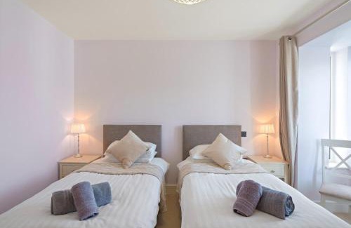 Newquay City Centre House | Townhouse Parking 1 Min Walk to Tolcarne Beach