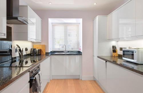 Newquay City Centre House | Townhouse Parking 1 Min Walk to Tolcarne Beach