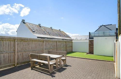Newquay City Centre House | Townhouse Parking 1 Min Walk to Tolcarne Beach