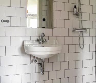 Mullsjo Hotel | Trädgårdshotellet Årås Säteri och Trädgårdar