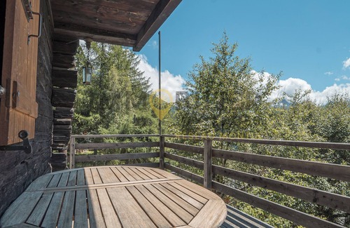 St. Luc Ski Chalet | Très beau chalet typique et confortable sur 2 niveaux avec jardin, terrasse meublé. Vue absolument s
