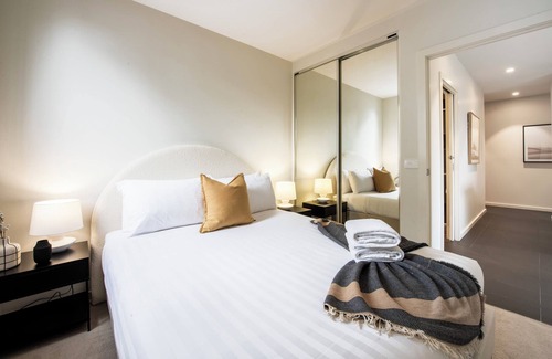 Moonee Ponds Apartment | Trackside Escape by Moonee Valley Racecourse