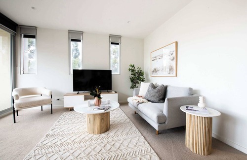 Moonee Ponds Apartment | Trackside Escape by Moonee Valley Racecourse