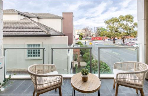 Moonee Ponds Apartment | Trackside Escape by Moonee Valley Racecourse